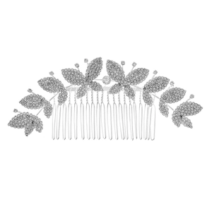 Détail du peigne à cheveux de mariée argenté avec papillons en strass et feuilles sur blanc
