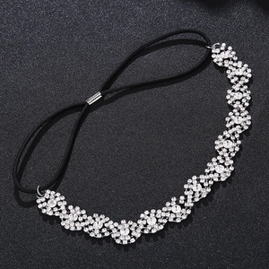 Détail d'un bandeau de mariée étincelant en strass avec bande élastique sur fond sombre