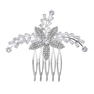 Detailed view of silver bridal hair comb with cubic zirconia flowers and a five-tooth grip