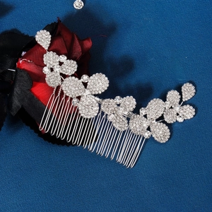 Peigne à cheveux de mariée argenté orné de fleurs en strass pour coiffures élégantes