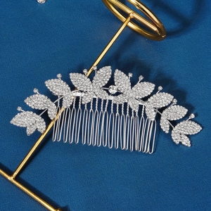 Peigne à cheveux de mariée avec papillons argentés et cristaux sur fond bleu foncé