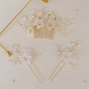 Bridal hair comb set with white flowers and pearls on golden wire for elegant wedding styling