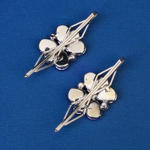 Elegante silberne Haarklammern mit lila Kleeblatt-Kristallen und Bobby-Pin-Verschluss