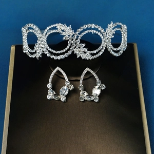 Ensemble diadème et boucles d'oreilles de mariée de luxe avec motifs ronds en strass