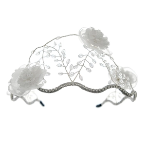 Serre-tête de mariage argenté élégant avec fleurs en tissu faites main et perles
