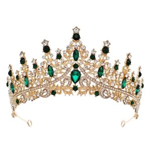 Détail d'une couronne de mariée vintage avec pierres vertes et finitions dorées complexes