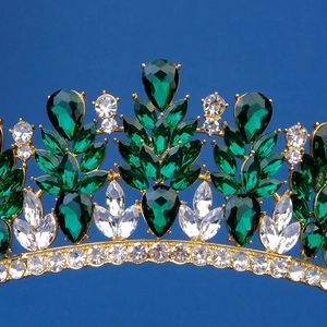 Detail of gold bridal crown with emerald green teardrop crystals and sparkling diamonds