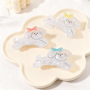 Ensemble de trois pinces à cheveux chiot blanc crème avec nœuds colorés et fini perlé