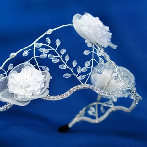 Serre-tête de mariage français vintage avec fleurs en tissu blanc et perles de cristal
