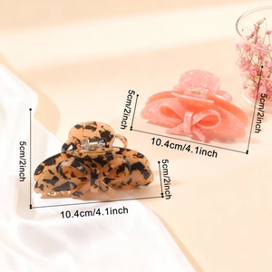 Set of two bow-shaped hair claws in leopard and marble pink finish, 10.4cm length
