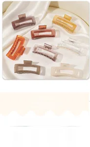 Dettaglio di sei grandi fermagli per capelli rettangolari in colori traslucidi assortiti