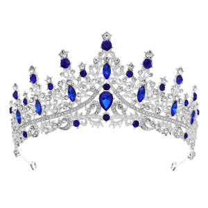 Détail macro d'une couronne de mariée argentée avec strass bleu foncé et cristaux clairs
