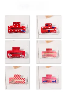 Vue détaillée de six pinces à cheveux à motifs carreaux rouges avec dimensions précises