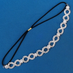 Détail macro du bandeau élastique noir orné de cercles en strass brillants pour mariée