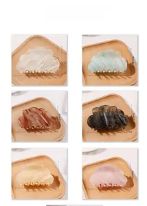 Cloud-shaped hair claws in six colors with 8.7cm length and marble texture details