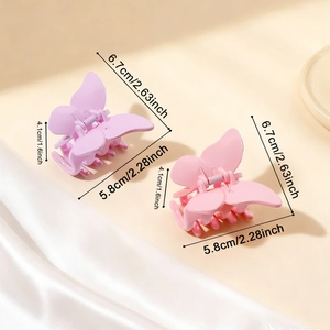 Pinces à cheveux papillon rose et violette avec dimensions 6,7x5,8 cm sur du satin