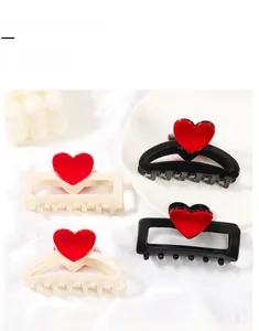 Set di quattro mollette per capelli nero e beige con cuori rossi su seta bianca elegante