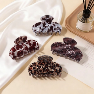 Set of 4 large leopard print and tortoiseshell resin hair claws for elegant hairstyling