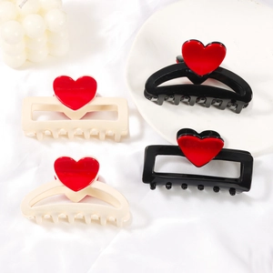 Eleganti mollette per capelli bianche e nere con cuori rossi 3D su sfondo di seta