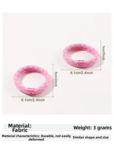 Nahaufnahme von rosa karierten elastischen Haargummis mit 5cm Größe und Stoffstruktur