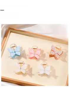 Vue détaillée de cinq pinces à cheveux papillon colorées avec des strass étincelants