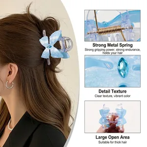 Pince à cheveux papillon bleue avec strass pour cheveux épais portée par un modèle