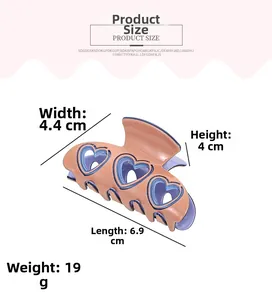 Pince à cheveux rose et violette avec motifs cœurs montrant dimensions 6,9cm sur 4,4cm