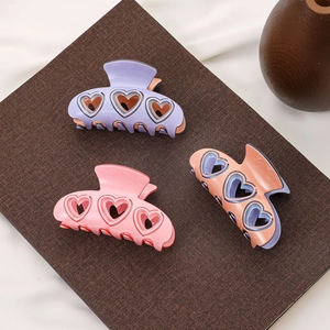 Lot de trois grandes pinces à cheveux avec motif cœur en tons violet pastel et rose doux