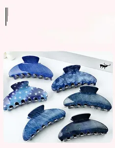 Détails de six pinces à cheveux bleu denim avec motifs d'étoiles et de papillons
