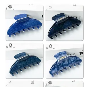 Détail de quatre pinces à cheveux bleues aux motifs denim et floraux en acétate