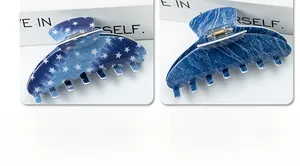 Détail de grandes pinces à cheveux en résine avec motif étoilé bleu et texture marbrée