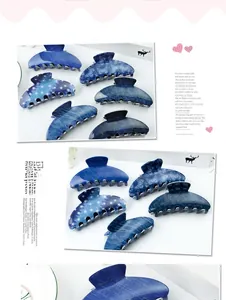 Vue détaillée de grandes pinces à cheveux bleu foncé aux motifs étoilés variés