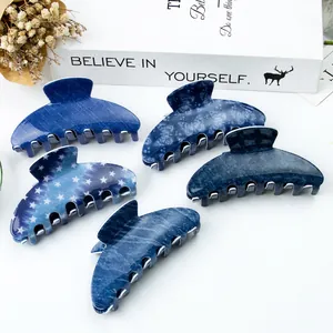 Lot de 5 grandes pinces à cheveux bleues avec motifs d'étoiles et de papillons sur fond blanc