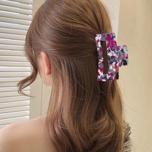 Pince à cheveux rectangulaire texture marbre violette vue sur coiffure arrière