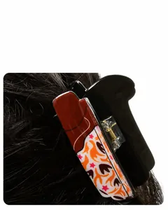 Détail de la pince à cheveux oreilles de chat avec motifs flamme et étoile