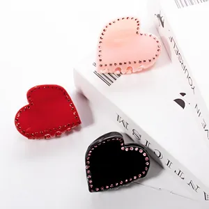 Dreiteiliges Set Acryl-Haarklammern in Herzform mit Strasssteinen in Rot, Rosa und Schwarz