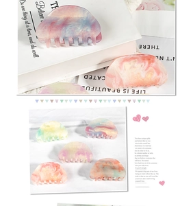 Détails de la pince à cheveux nuage en acétate aux couleurs macaron et motif marbré