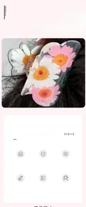 Détail d'une pince à cheveux papillon translucide avec motif marguerite et ressort