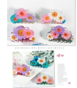 Détail de pinces à cheveux en forme de nuage avec motifs marguerites et finitions
