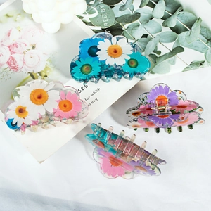 Pinces à cheveux marguerites en acrylique coloré avec motif floral et forme de nuage