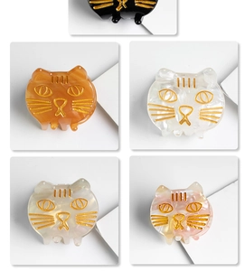 Collection détaillée de mini pinces à cheveux chat en acrylique marbré de couleurs variées