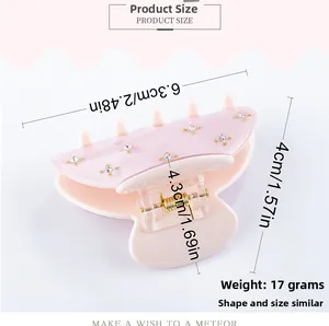 Détails d'une pince à cheveux rose clair avec strass et dimensions 6,3x4,3 cm