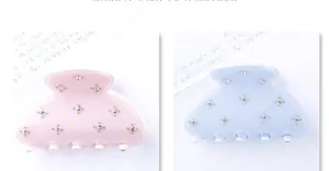 Gros plan de pinces à cheveux en acétate rose et bleu clair avec détails en strass