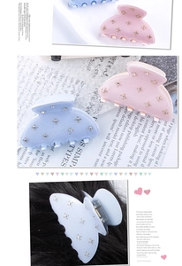 Détail des pinces à cheveux en acétate avec strass en couleurs rose et bleu clair
