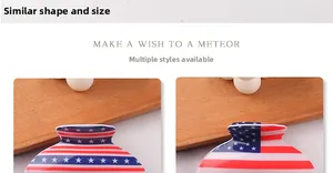 Détail de la pince à cheveux rectangulaire de 22g avec motif étoiles et rayures USA