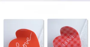 Détail de pinces à cheveux coeur rouges et à carreaux avec lettrage Love et finition brillante