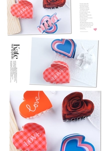Détail de pinces à cheveux en forme de cœur avec motifs à carreaux rouges et roses