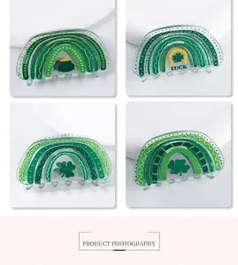 Detalle de cuatro pinzas para el cabello verdes de San Patricio con tréboles y arcoíris