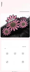 Détail d'une pince à cheveux en forme de marguerite rose portée sur les cheveux