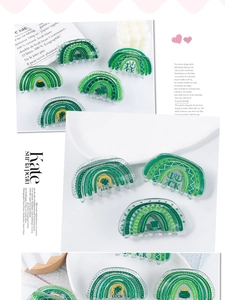 Detalle de la pinza para el cabello de trébol verde con letras Luck para San Patricio